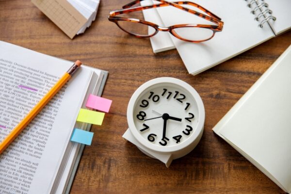 行政書士に初心者が合格できる勉強時間を通信講座と独学で比較